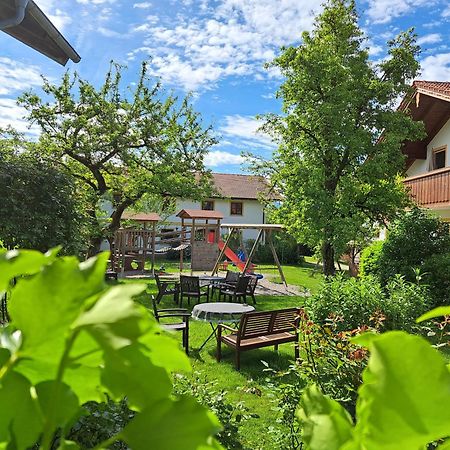 Gaeste- Und Apartmenthaus Wiesholler Chieming Luaran gambar