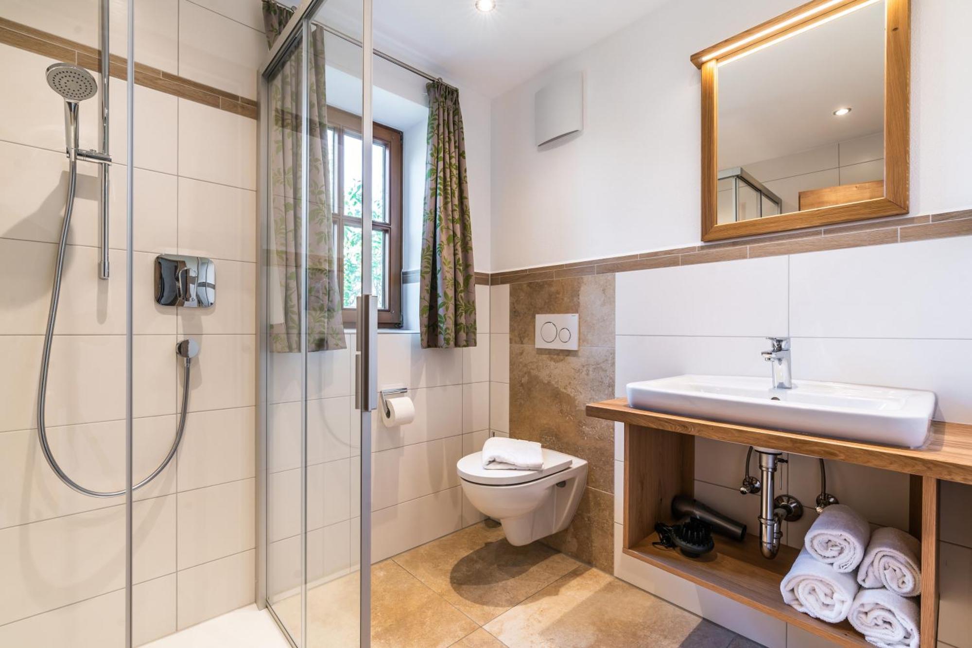 Gaeste- Und Apartmenthaus Wiesholler Chieming Luaran gambar