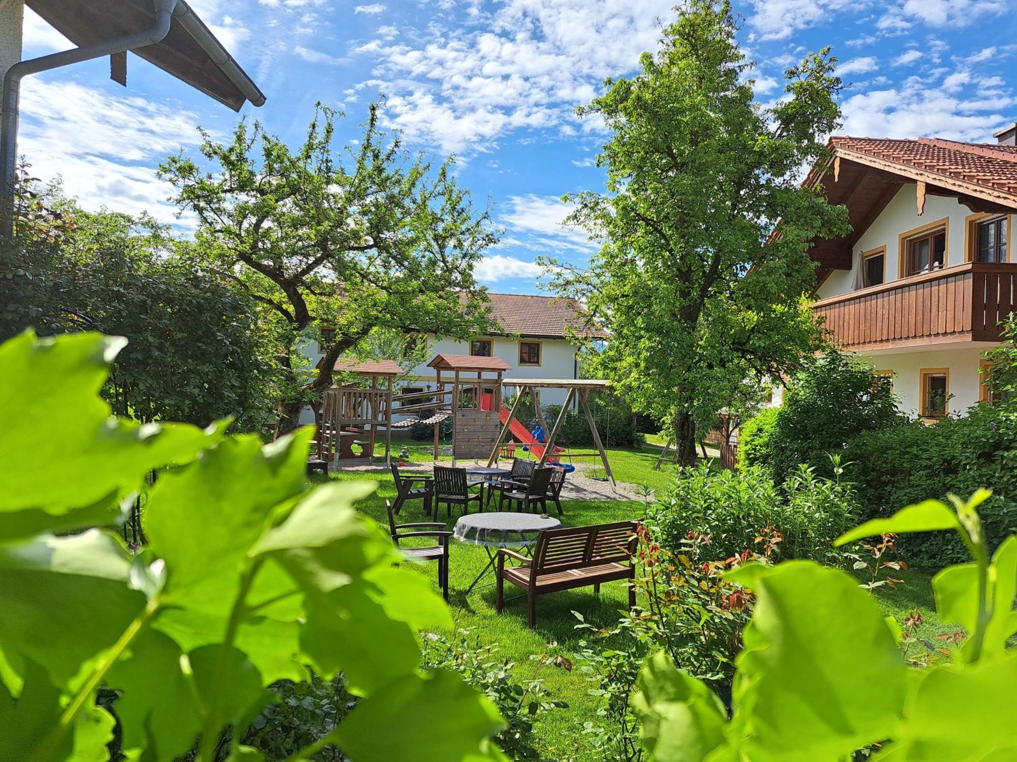 Gaeste- Und Apartmenthaus Wiesholler Chieming Luaran gambar
