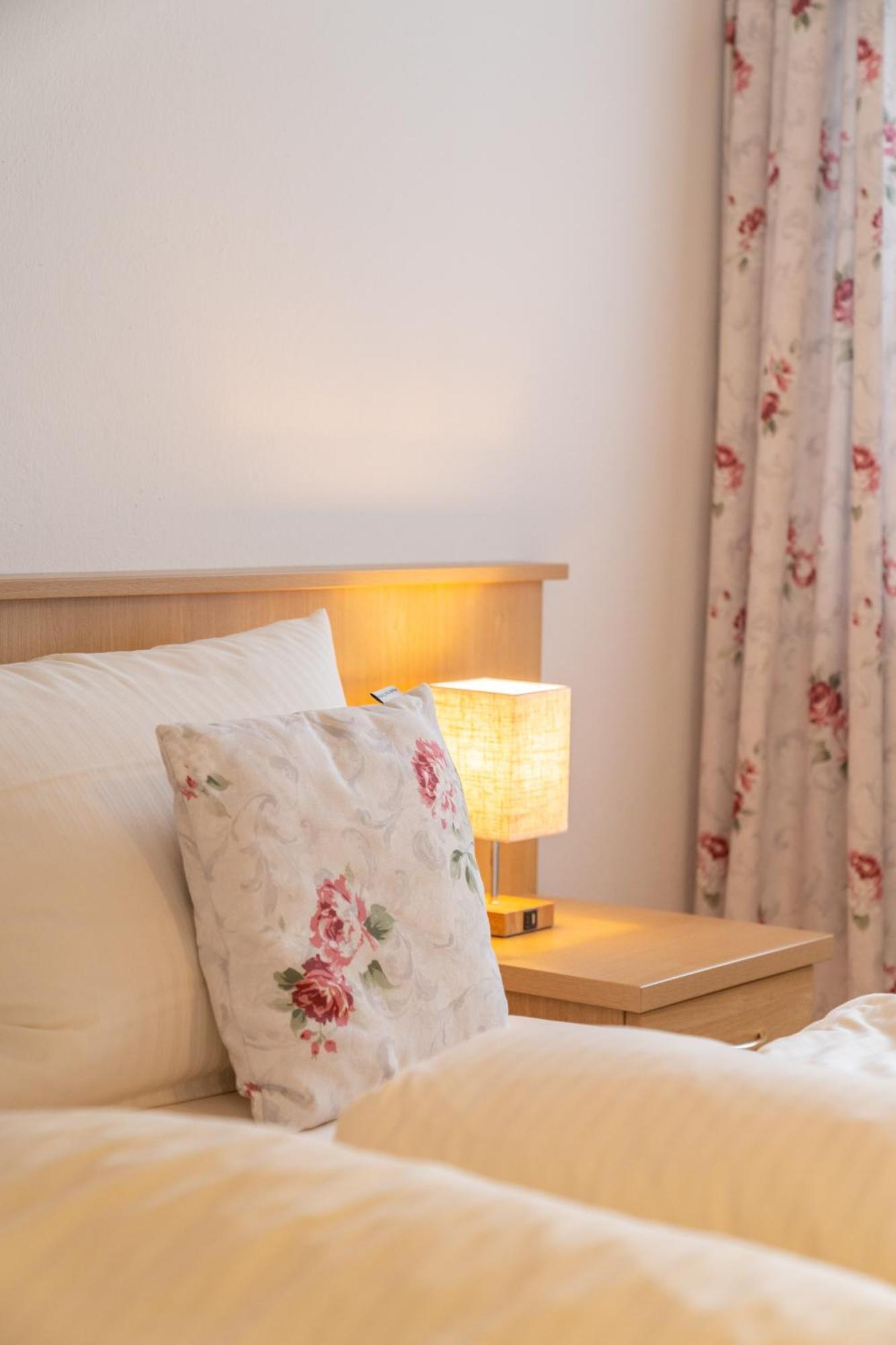 Gaeste- Und Apartmenthaus Wiesholler Chieming Luaran gambar